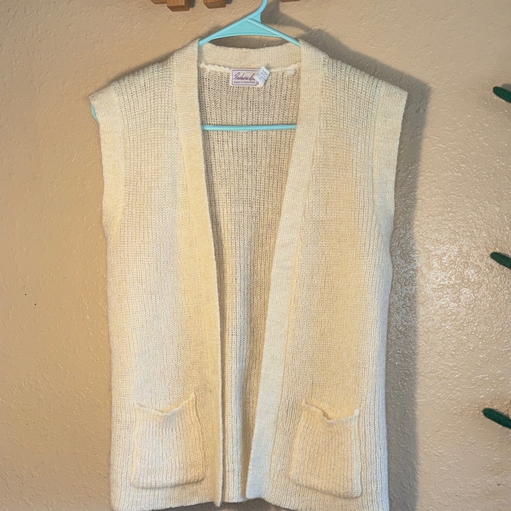 EUC VINTAGE Barbara Lee Made in Hong Kong cream-colored garment is a vintage l